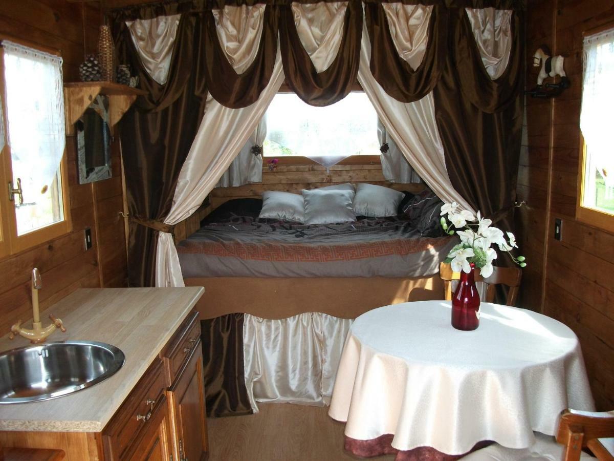 Bed and Breakfast Les Roulottes Des Songes De L'Authie Boufflers Экстерьер фото